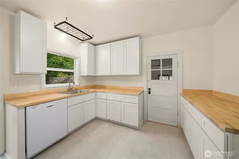 Kitchen - 1509 Rainer St, Sumner, WA 98390 photo 2 of 3