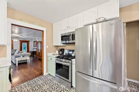 Kitchen - 805 Cherry Ave, Sumner, WA 98390 photo 3 of 3
