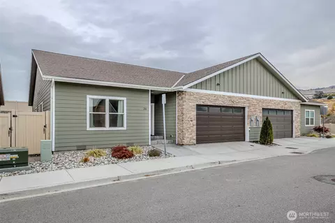211 21st St NW, East Wenatchee, WA 98802