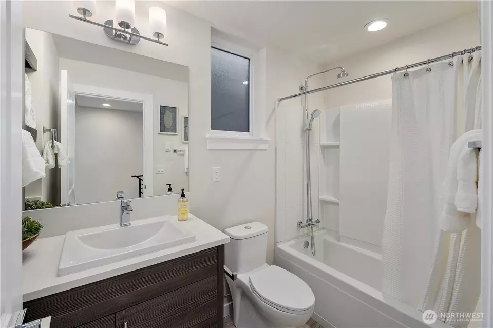 Bath - 9229 B 16th Ave SW, Seattle, WA 98106 photo 5 of 5