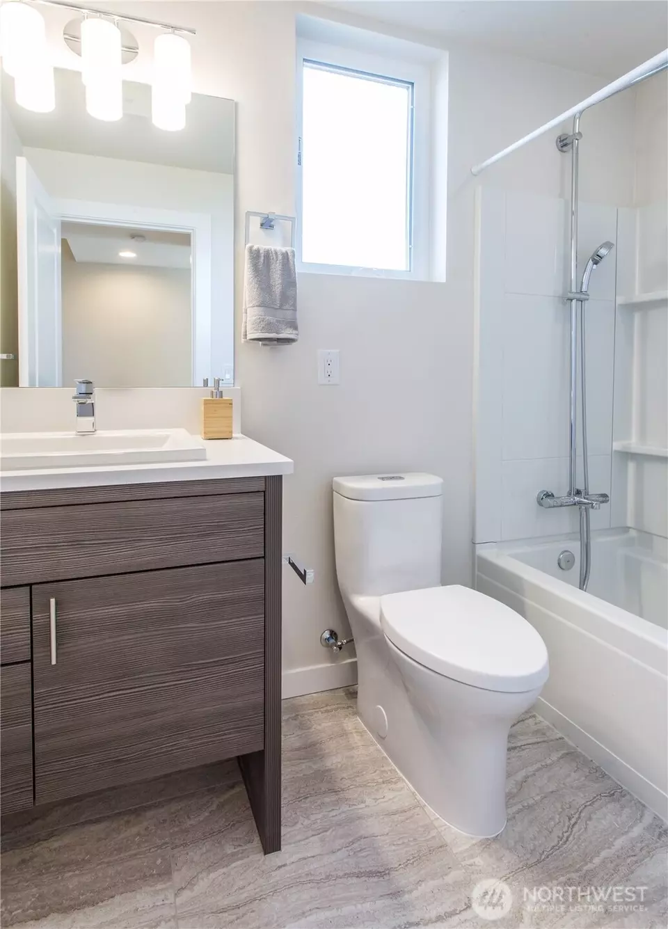 Bath - 9229 B 16th Ave SW, Seattle, WA 98106 photo 4 of 5
