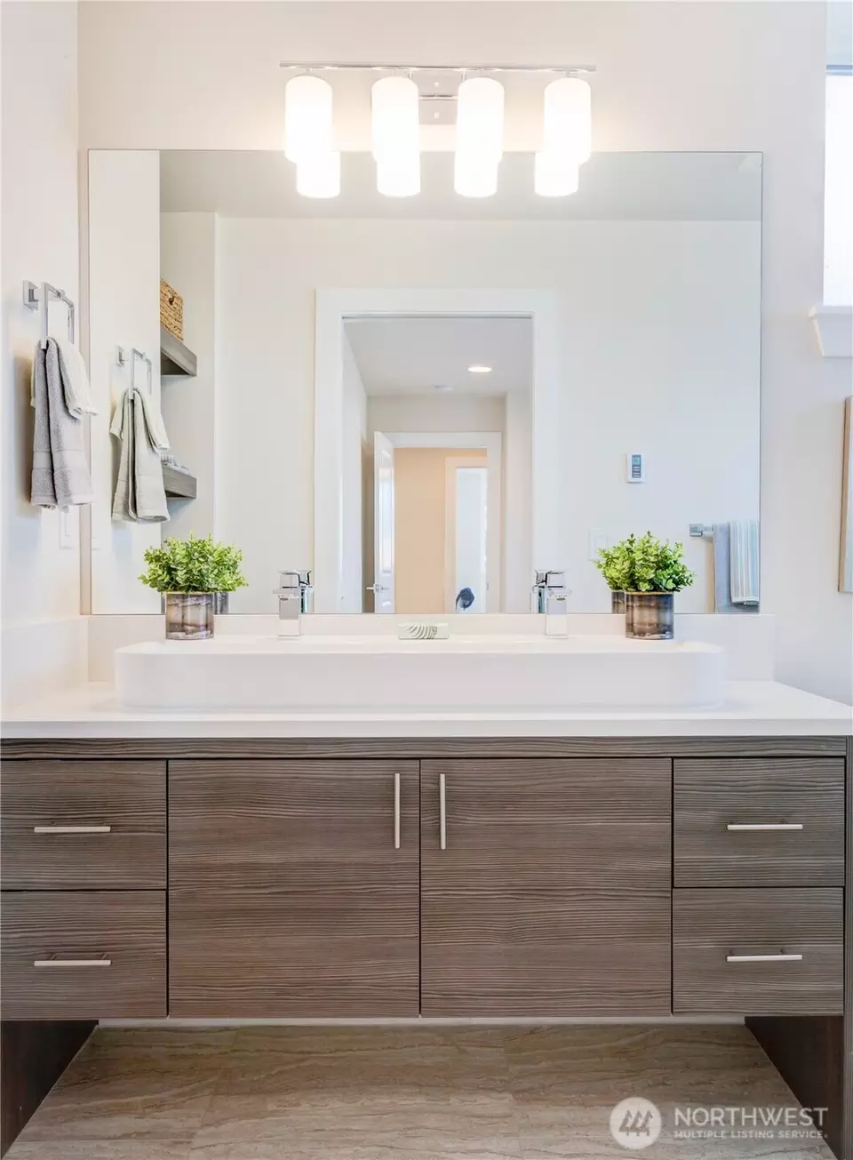 Bath - 9229 B 16th Ave SW, Seattle, WA 98106 photo 2 of 5