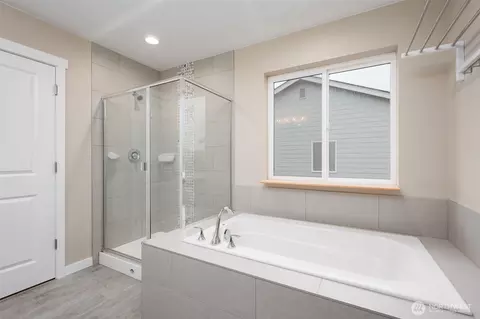 Bath - 730 10th St, Sultan, WA 98294 photo 3 of 4