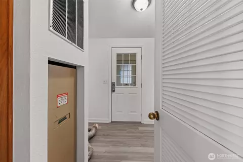 Entry Way - 35952 Stackpole Rd, Ocean Park, WA 98640 photo 1 of 1