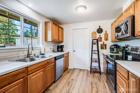 Kitchen - 17321 Spanaway Ln E, Spanaway, WA 98387 photo 4 of 4