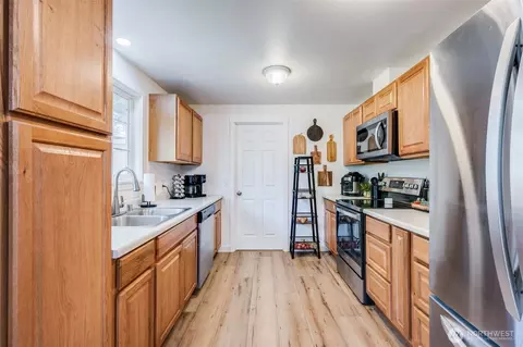Kitchen - 17321 Spanaway Ln E, Spanaway, WA 98387 photo 3 of 4