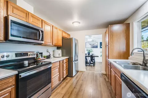 Kitchen - 17321 Spanaway Ln E, Spanaway, WA 98387 photo 2 of 4