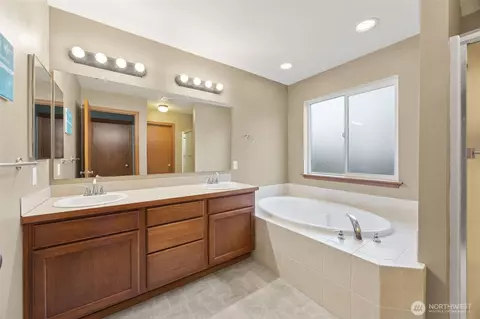 Bath - 175 Wind River Dr, Chehalis, WA 98532 photo 1 of 2