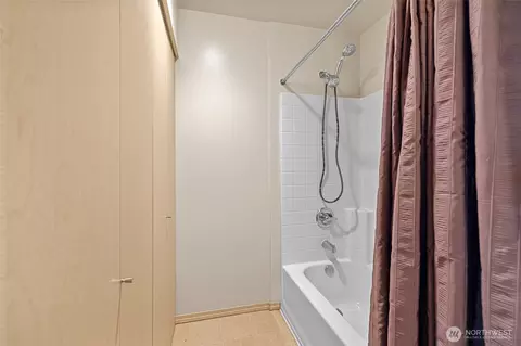 Bath - 10709 Valley View Rd #B403, Bothell, WA 98011 photo 2 of 3