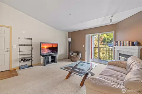 Living - 10709 Valley View Rd #B403, Bothell, WA 98011 photo 3 of 5