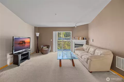 Living - 10709 Valley View Rd #B403, Bothell, WA 98011 photo 2 of 5