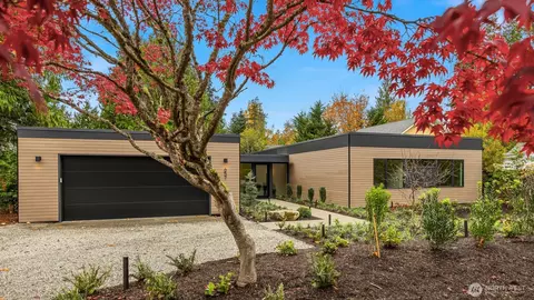657 Park Ave NE, Bainbridge Island, WA 98110