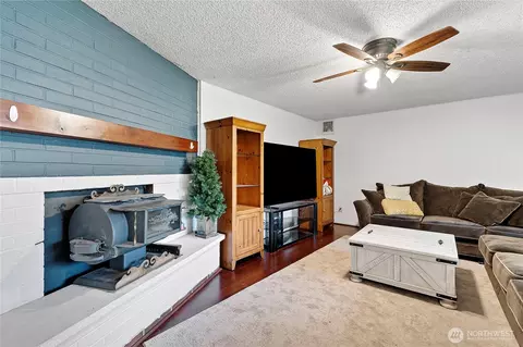 Living - 26707 Orville Rd E, Orting, WA 98360 photo 1 of 2