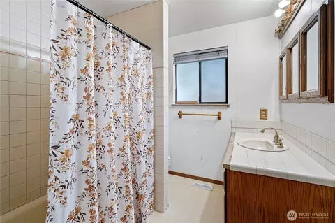 Bath - 26707 Orville Rd E, Orting, WA 98360 photo 1 of 2