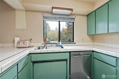 Kitchen - 26707 Orville Rd E, Orting, WA 98360 photo 2 of 3