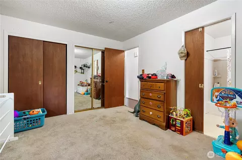 Bedroom - 26707 Orville Rd E, Orting, WA 98360 photo 2 of 5