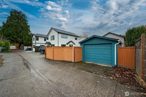 Exterior - 125 29th Ave E, Seattle, WA 98112 photo 6 of 7