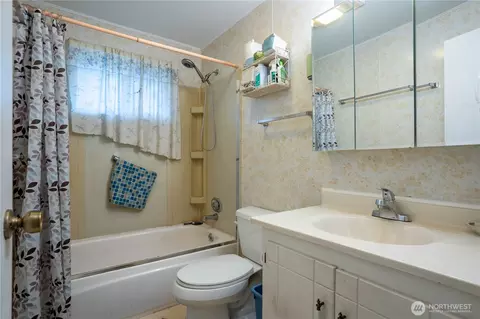 Bath - 6818 Vail Dr, Lynden, WA 98264 photo 2 of 2