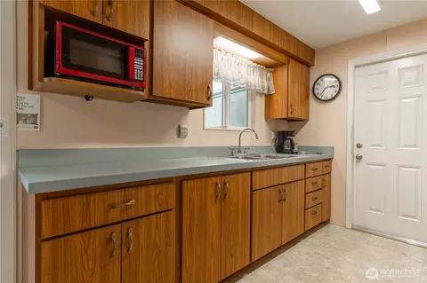 Kitchen - 6818 Vail Dr, Lynden, WA 98264 photo 2 of 2