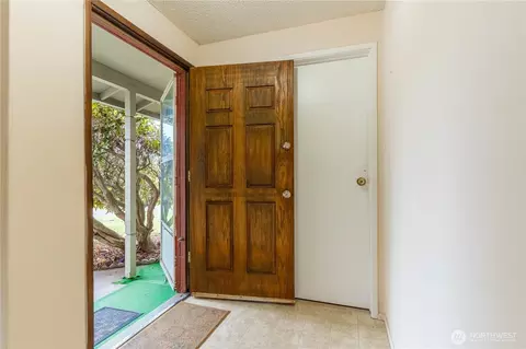 Entry Way - 6818 Vail Dr, Lynden, WA 98264 photo 2 of 3
