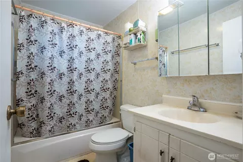 Bath - 6818 Vail Dr, Lynden, WA 98264 photo 1 of 2