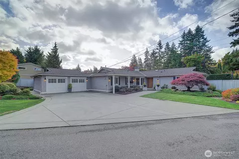 8711 NE 11th St, Medina, WA 98039