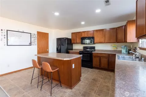 Kitchen - 20202 48th Ave E, Spanaway, WA 98387 photo 2 of 2