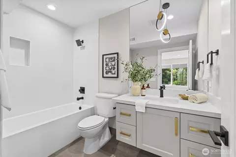 Bath - 18616 92nd Ave NE, Bothell, WA 98011 photo 5 of 8