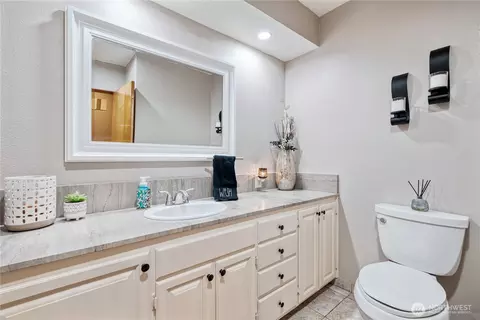 Bath - 8 Tree Top Rd, Longview, WA 98632 photo 2 of 3
