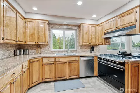 Kitchen - 8 Tree Top Rd, Longview, WA 98632 photo 3 of 4