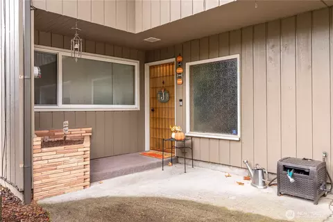 Exterior - 8 Tree Top Rd, Longview, WA 98632 photo 2 of 6