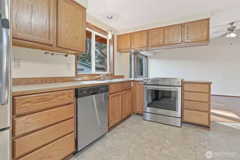 Kitchen - 24004 10th Pl W, Bothell, WA 98021 photo 3 of 4