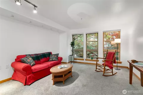 827 Hiawatha Pl S #212, Seattle, WA 98144