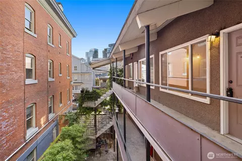 1718 Summit Ave, Seattle, WA 98122
