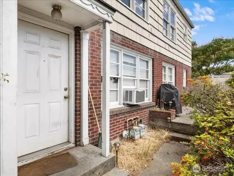 1902 NE 65th St, Seattle, WA 98115