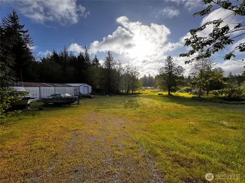 190 Meadowood Dr W, Seabeck, WA 98380