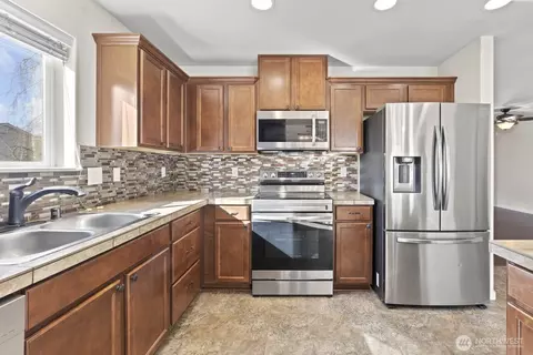 Kitchen - 1105 Sigafoos Ave NW, Orting, WA 98360 photo 2 of 2