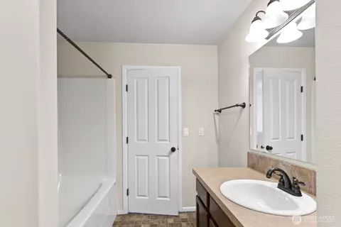Bath - 1105 Sigafoos Ave NW, Orting, WA 98360 photo 3 of 5