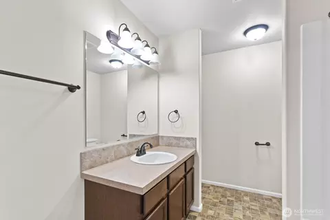 Bath - 1105 Sigafoos Ave NW, Orting, WA 98360 photo 2 of 5