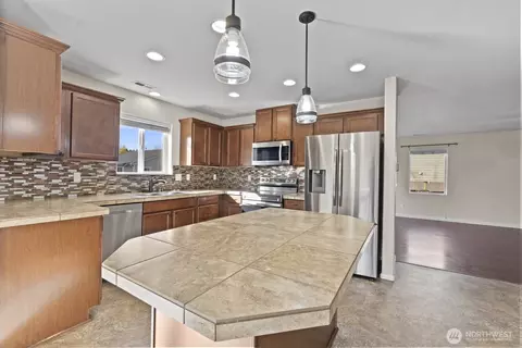 Kitchen - 1105 Sigafoos Ave NW, Orting, WA 98360 photo 1 of 2