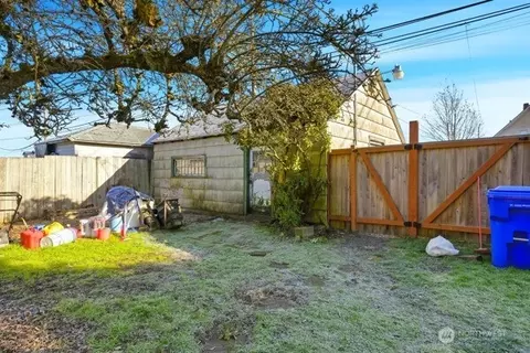 Exterior - 2009 Lombard Ave, Everett, WA 98201 photo 6 of 7