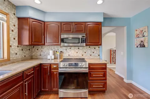 Kitchen - 4627 118th St SE, Everett, WA 98208 photo 3 of 4