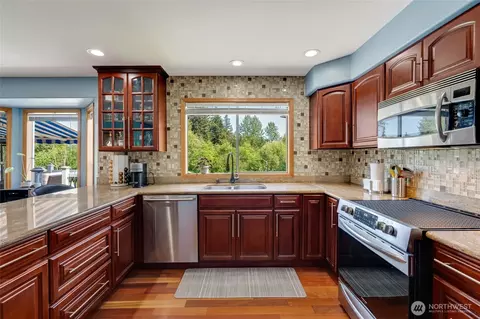 Kitchen - 4627 118th St SE, Everett, WA 98208 photo 2 of 4