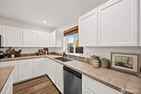 Kitchen - 1415 Riddell Ave NE, Orting, WA 98360 photo 3 of 4