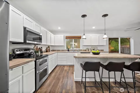 Kitchen - 1415 Riddell Ave NE, Orting, WA 98360 photo 1 of 4