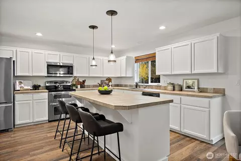 Kitchen - 1415 Riddell Ave NE, Orting, WA 98360 photo 2 of 4