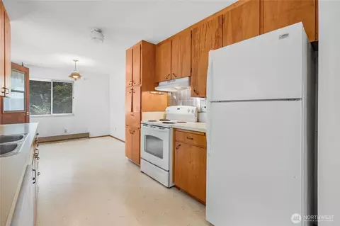 Kitchen - 22221 45th Ave SE, Bothell, WA 98021 photo 2 of 3