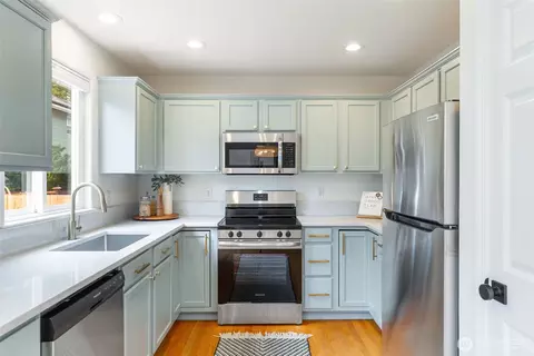 Kitchen - 18022 29th Ave SE, Bothell, WA 98012 photo 1 of 2
