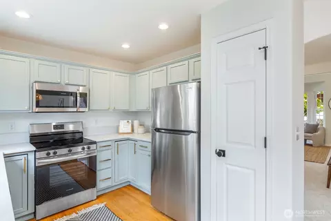 Kitchen - 18022 29th Ave SE, Bothell, WA 98012 photo 2 of 2