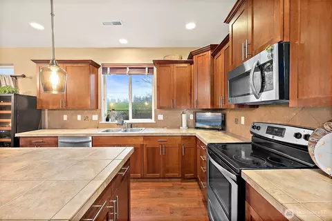 Kitchen - 7273 Radius Loop SE, Lacey, WA 98513 photo 5 of 7